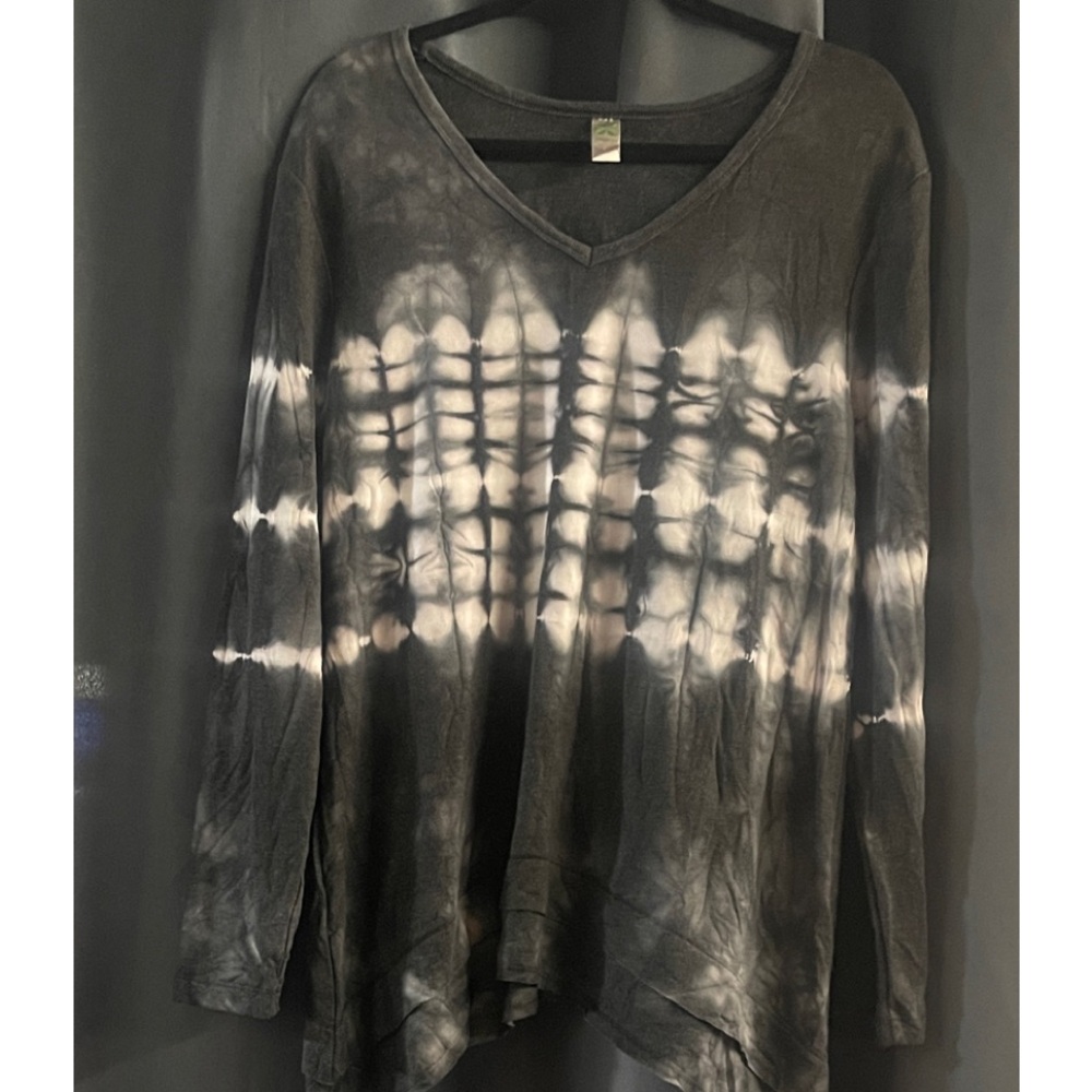 GreenTea V-Neck Long Sleeve Top - Gray and White